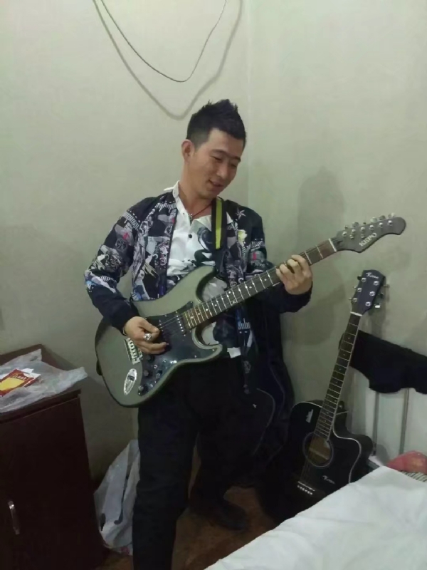 小吉他的第一张照片--汕头相亲服务中心
