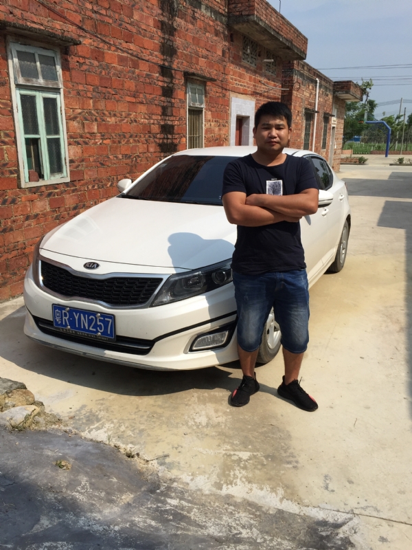 独坐街头的第三张照片--汕头相亲服务中心