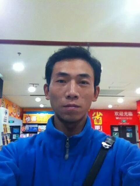 青草地溪水边的第一张照片--汕头相亲服务中心