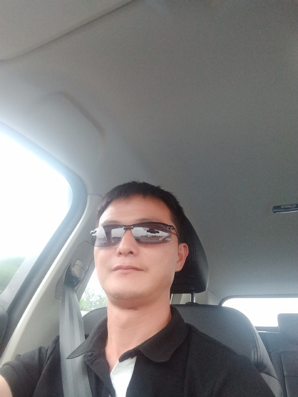 孤独的男人的第一张照片--汕头相亲服务中心