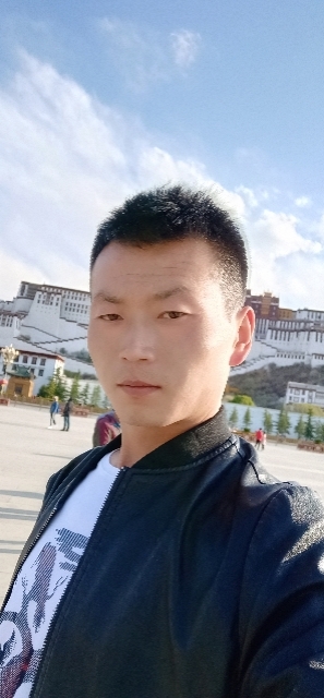 阳光下的小草的第一张照片--汕头相亲服务中心