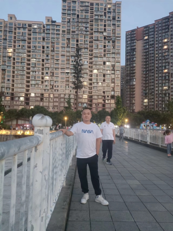 寂寞的男人的第一张照片--汕头相亲服务中心