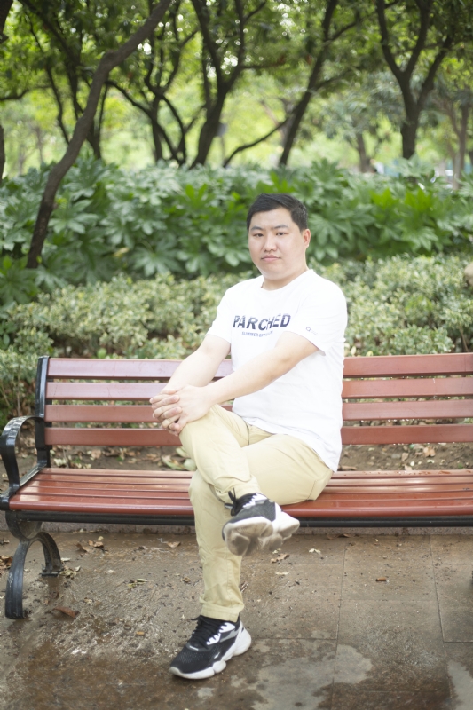 抱着鱼睡觉的猫的第一张照片--汕头相亲服务中心