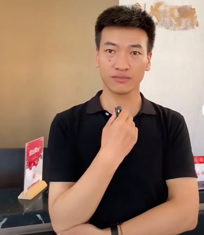 一杯梁白开的第一张照片--汕头相亲服务中心